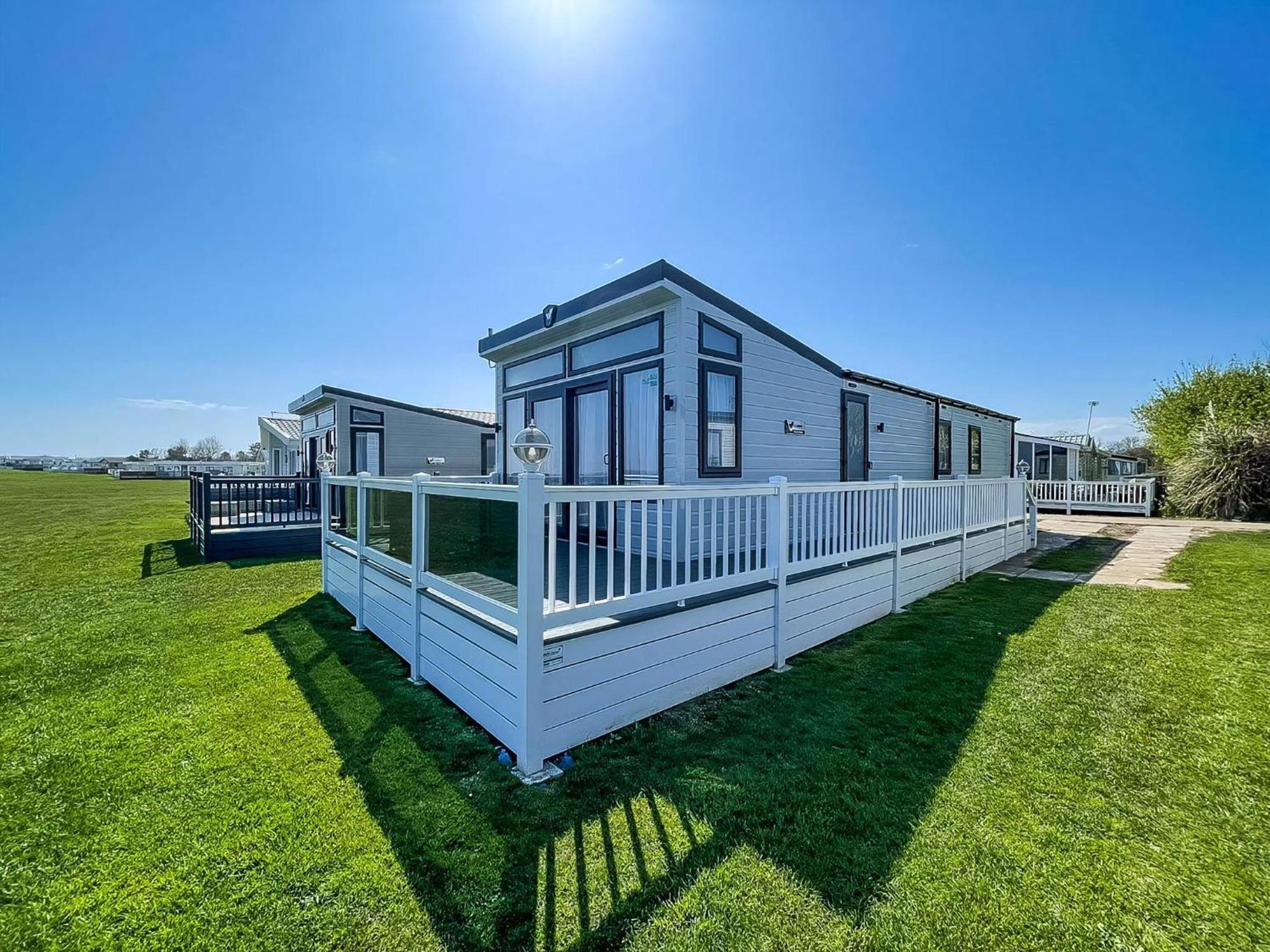 Beautiful Lodge With Full Sea Views At Broadland Sands In Suffolk Ref 20235Bs Hopton on Sea Zewnętrze zdjęcie